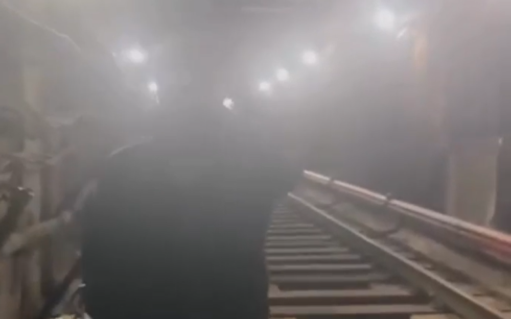 Sərnişinlər metrodan belə çıxarılıb - VİDEO