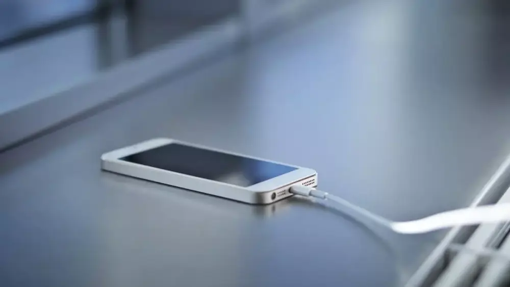 Telefonu gecə şarjda saxlamaq zərərlidirmi?