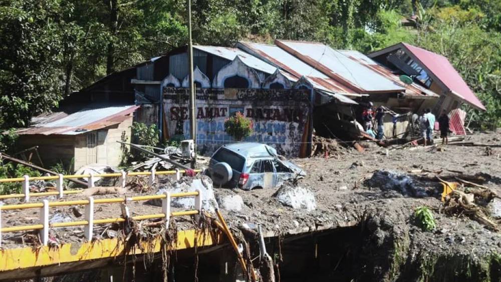İndoneziyada daşqın və torpaq sürüşməsindən ölənlərin sayı artdı