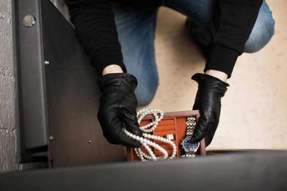 Sabunçuda evdən 8 min dollarlıq qızıl oğurlayan şəxs saxlanılıb