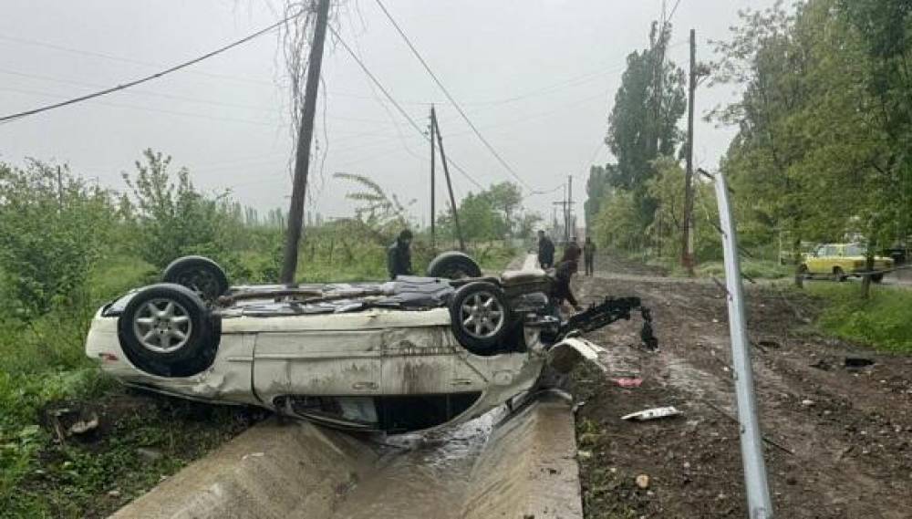 Oğuzda maşın idarəetmədən çıxaraq aşdı: Ölən var