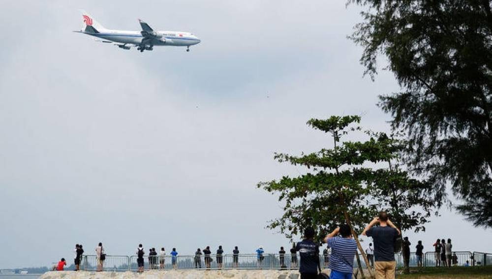 Sinqapura uçan təyyarə Bakıya məcburi eniş etdi