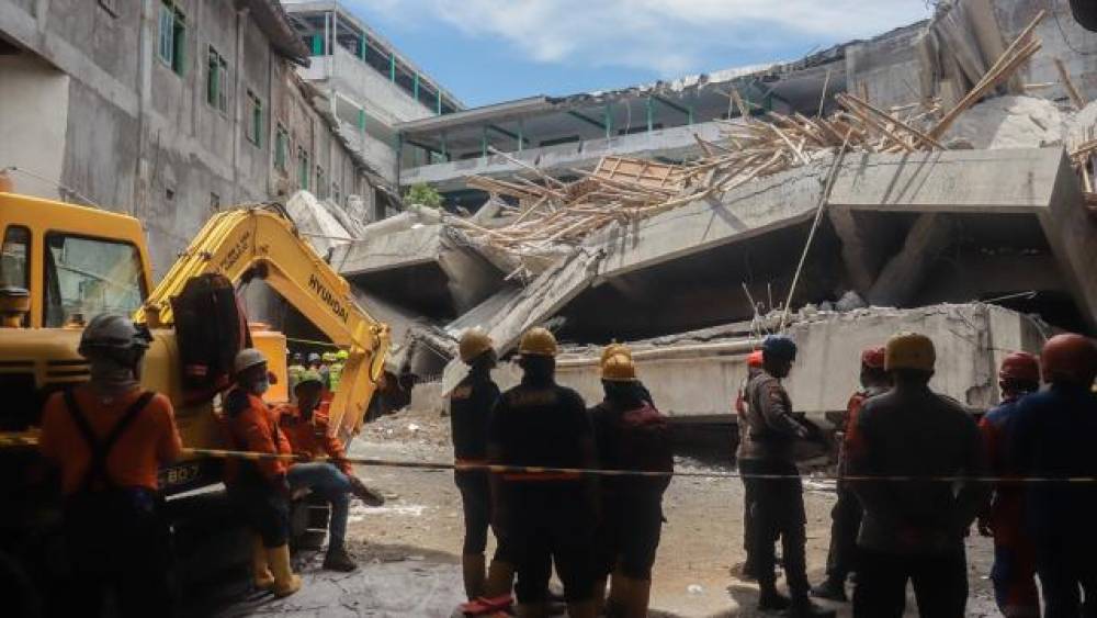 İndoneziyada məktəb binasının uçması nəticəsində ölənlərin sayı artdı