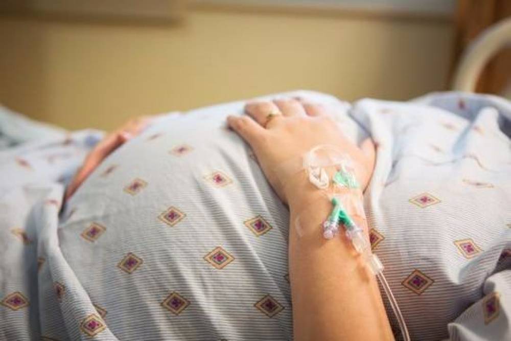 Xəstəxanaya aparılan hamilə qadın öldü