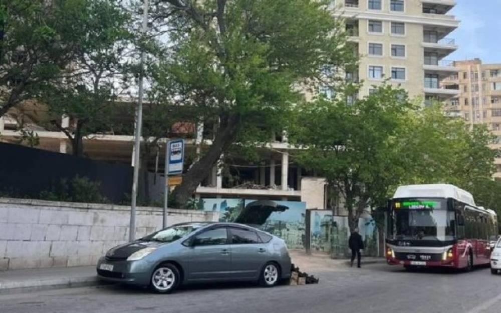 Avtobus dayanacağında və ikinci zolaqda maşın saxlayanlara xəbərdarlıq