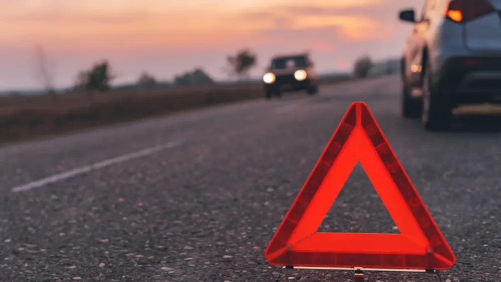 Ağsuda "Mercedes" aşdı: İki nəfər xəsarət aldı