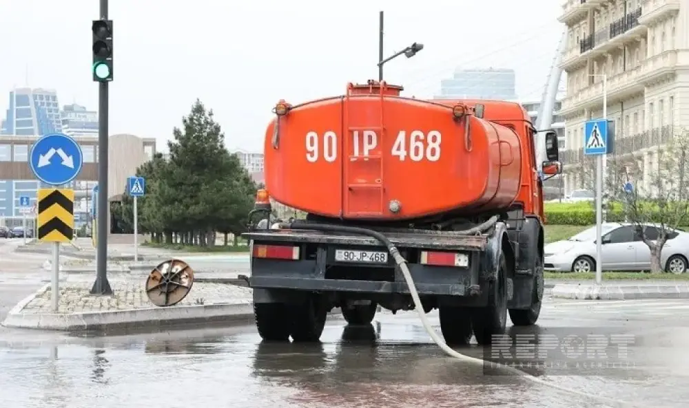 8 noyabr prospektində yağışın fəsadları aradan qaldırılır