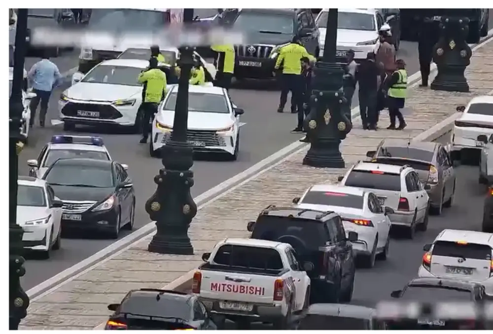 Yol polisi qəzada xəsarət alan piyadanı xəstəxanaya çatdırıb