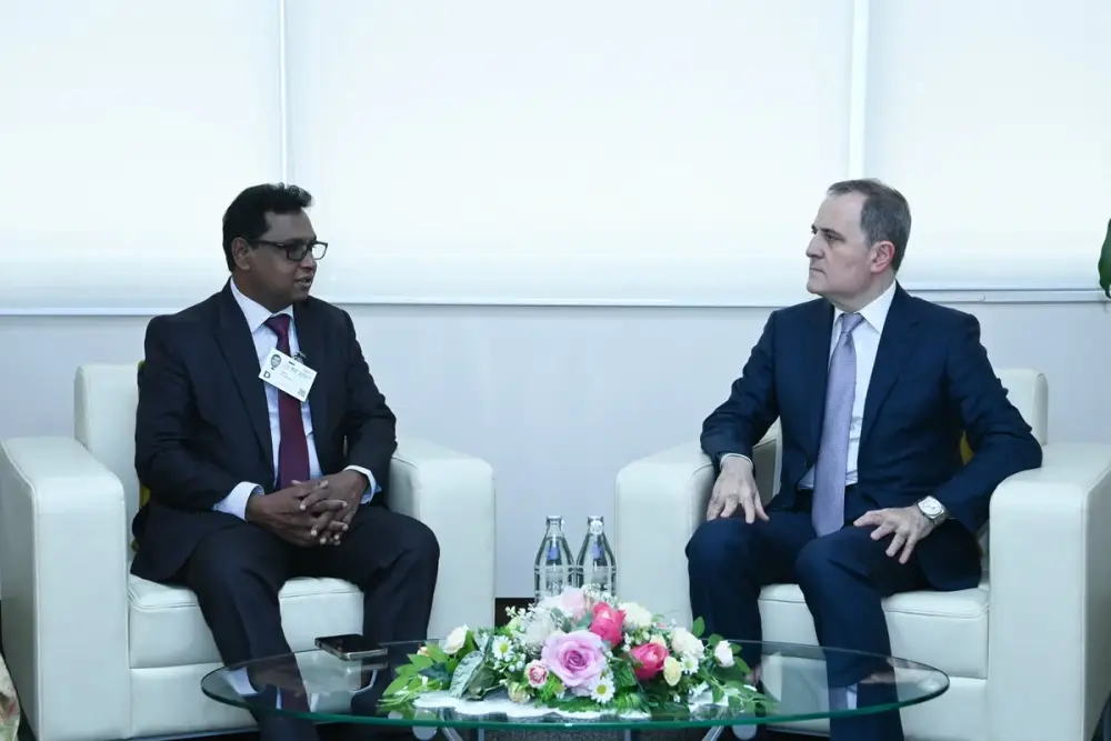Ceyhun Bayramov şri-lankalı nazirlə ikitərəfli münasibətlərin inkişafını müzakirə edib