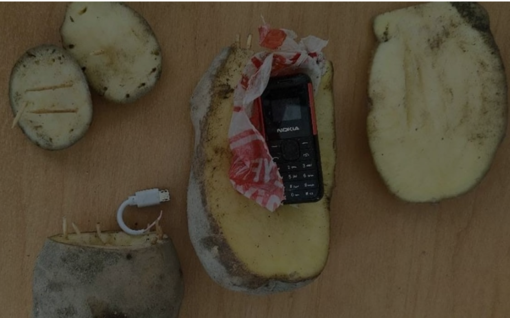 Həbsxanaya kartofun içərisində telefon keçirmək istədi