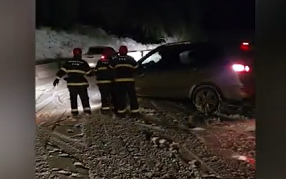 Şuşada yolu buz bağladı - Maşında köməksiz qalanlar belə xilas edildi (VİDEO)