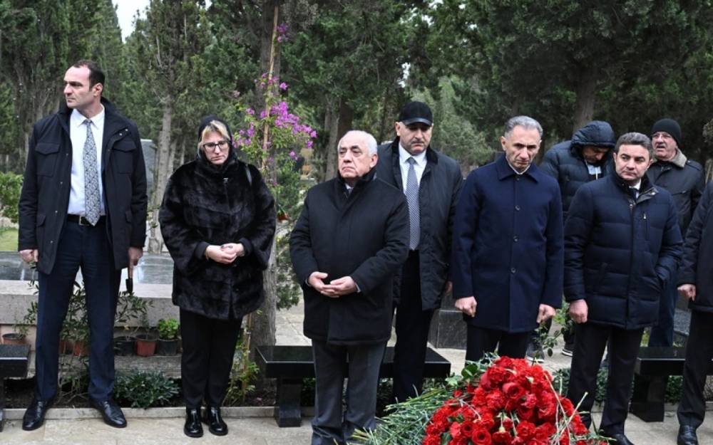 Əli Əsədov AZAL təyyarəsinin həlak olan ekipaj üzvlərinin məzarlarını ziyarət edib