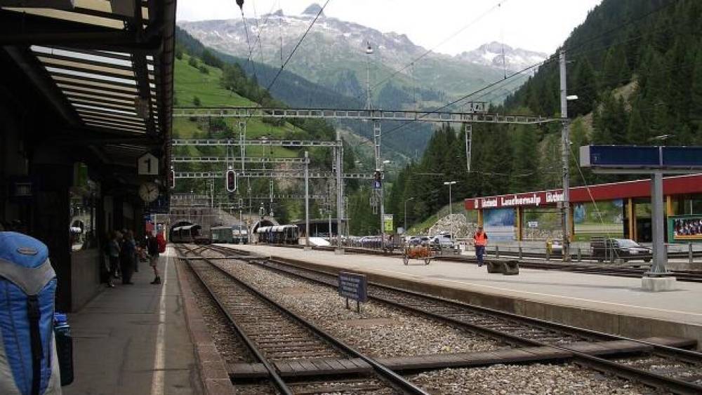 İsveçrədə 80 sərnişin daşıyan qatar relsdən çıxdı