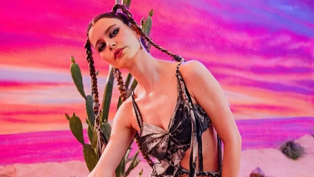 Məşhur aktrisa Beren Saat musiqi karyerasına başladı