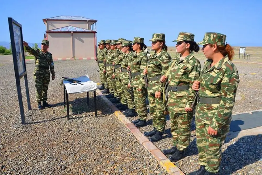 Qadın hərbçilər üçün MAXE müddətinin 3 ildən 6 ayadək azaldılması təklifi ilk oxunuşda qəbul edilib