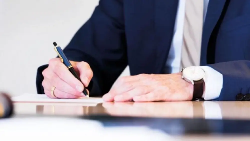 Nazir deputatın yaxın qohumunu işdən çıxardı