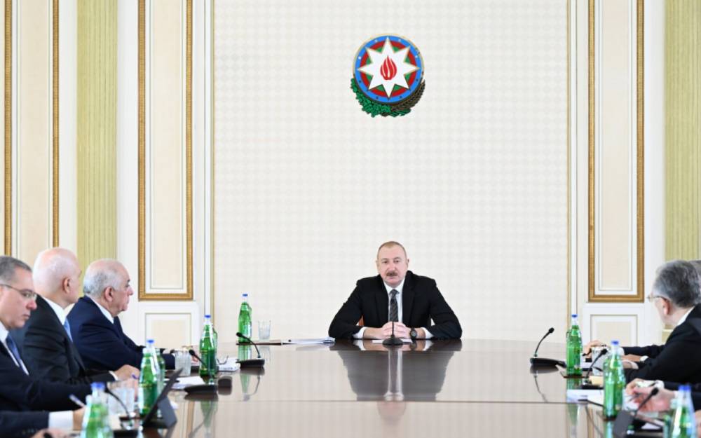 Prezident müşavirə keçirdi - Bu məsələlər müzakirə olundu (FOTOLAR)