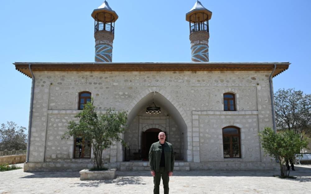 Prezident Qiyaslı kəndindəki tarixi məscidin binasının açılışında iştirak edib