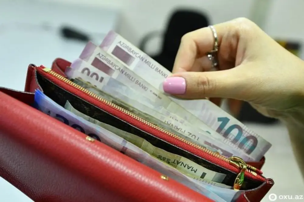 Rusiyada polisə rüşvət təklif edən azərbaycanlı 8 min manat cərimələndi