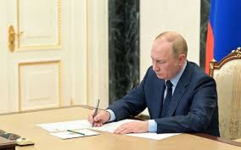 Putin Yunanıstandakı səfiri təltif etdi