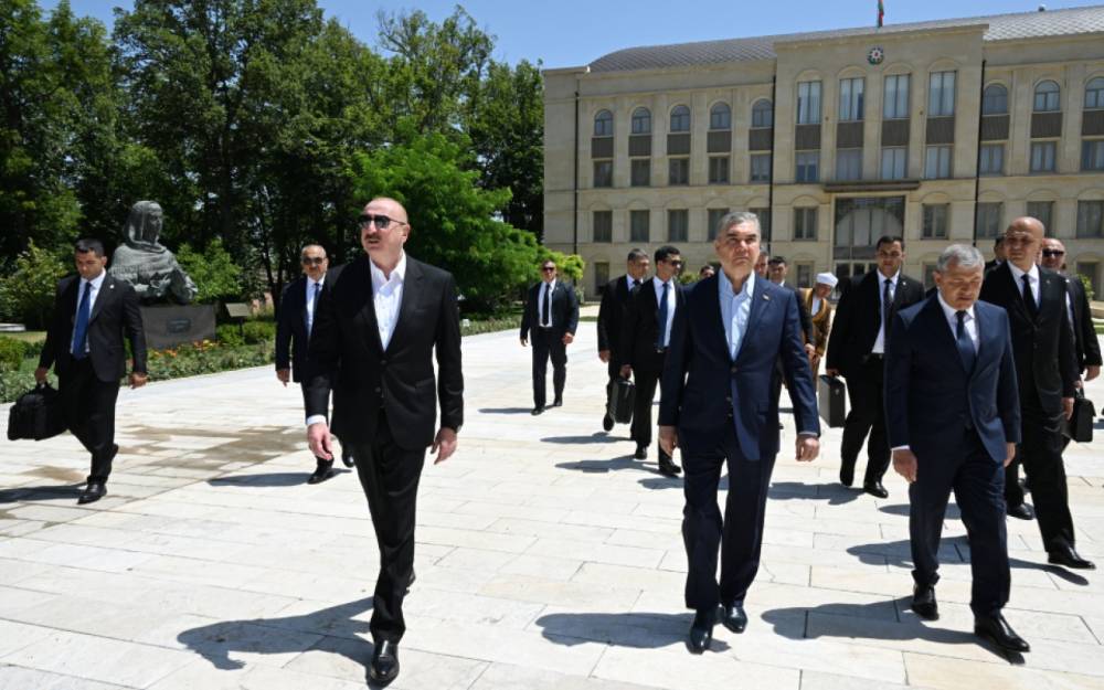 İlham Əliyev və Berdiməhəmmədov Şuşada gülləbaran edilmiş heykəllərə baxdılar - FOTOLAR