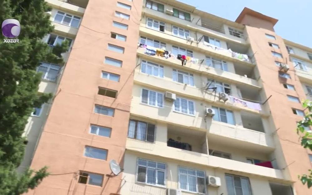 Binəqədidə yaşayış binasını birə basdı - VİDEO