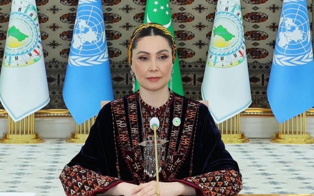 Berdiməhəmmədovun qızı Bakı Kitab Mərkəzində olub