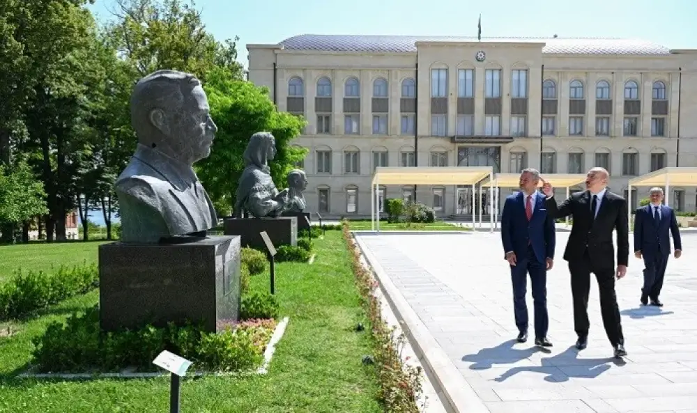 Prezidentlər işğal dövründə güllələnmiş büstlərə baxdılar