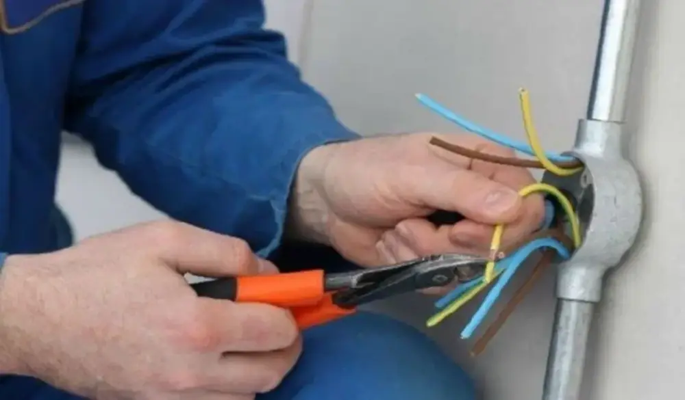 Astarada elektrik dirəyində təmir aparan şəxs faciəli şəkildə öldü