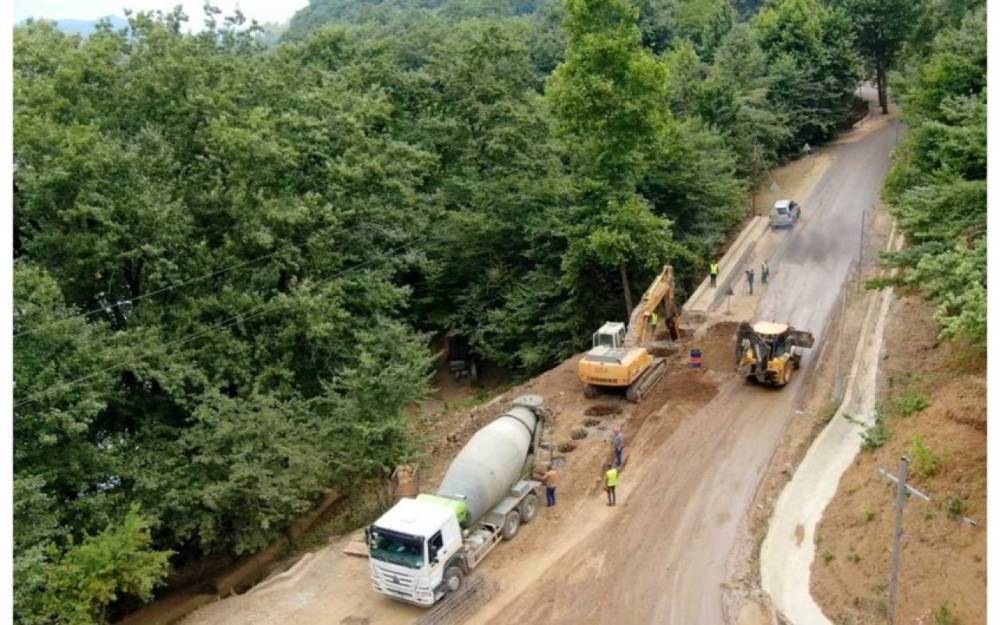 Sürüşmə nəticəsində dağılmış yol bərpa olunur - VİDEO