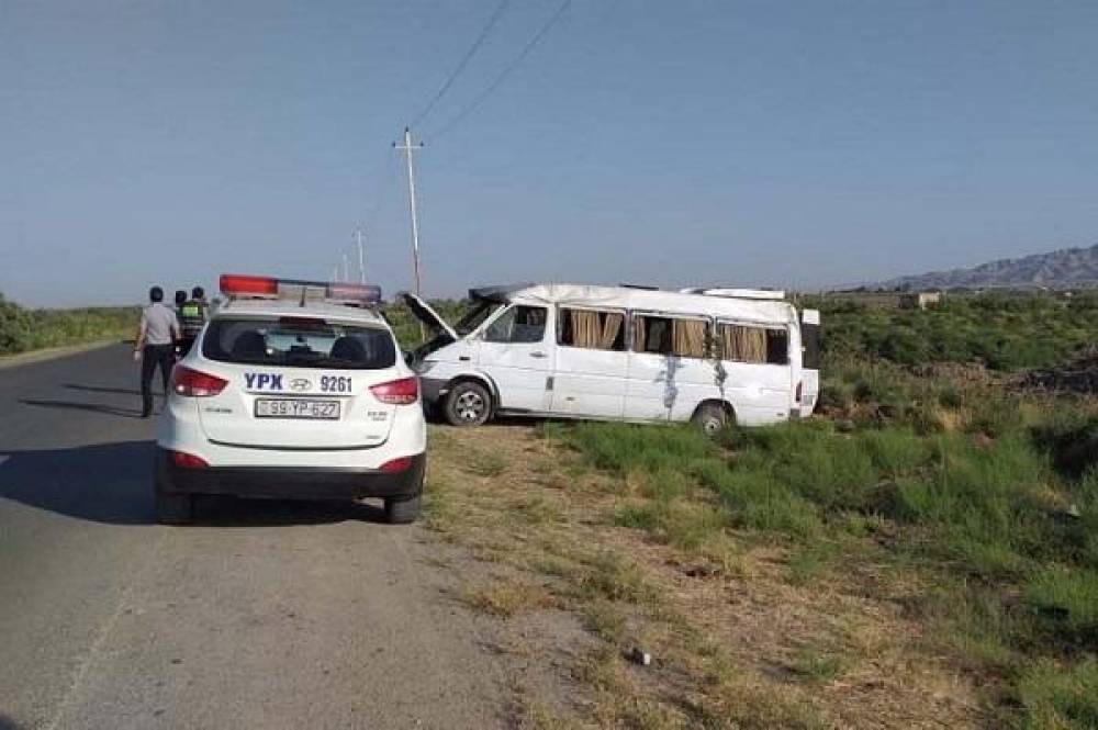 Qusarda əcnəbiləri daşıyan mikroavtobus aşdı: 8 nəfər...