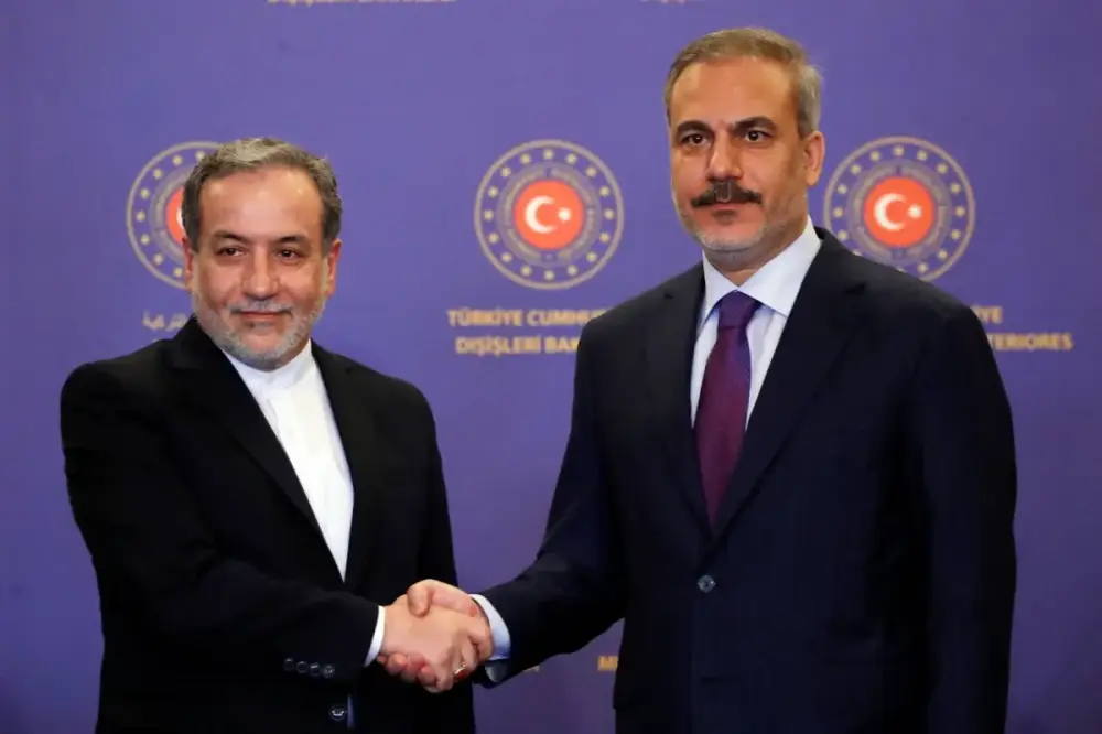 Abbas Əraqçı və Hakan Fidan arasında telefon danışığı olub