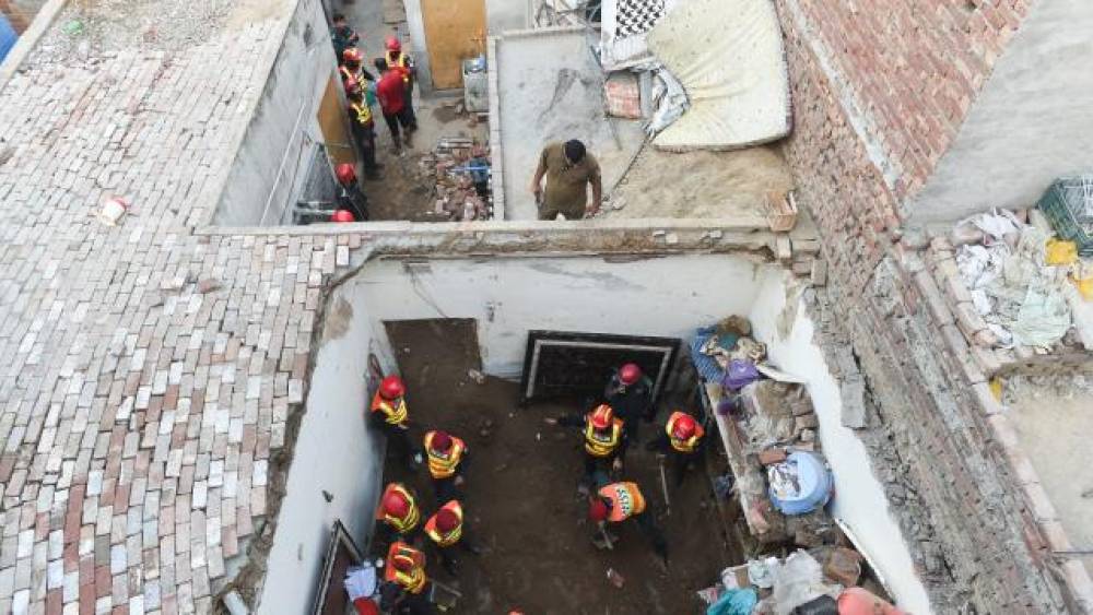 Pakistanda təhsil mərkəzinin damı uçdu: 14 tələbə həyatını itirdi