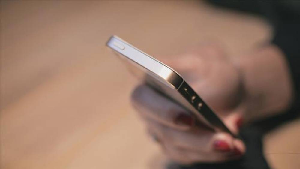 Bu ölkə orta məktəblərdə mobil telefonları qadağan etməyə hazırlaşır