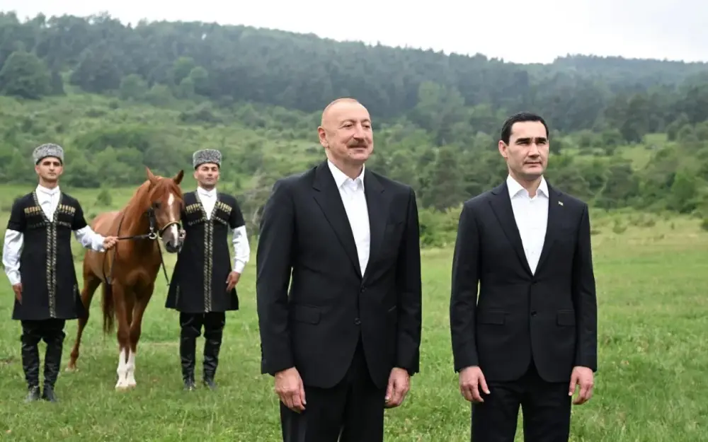 İlham Əliyev Türkmənistan Prezidentinə Qarabağ atı hədiyyə etdi
