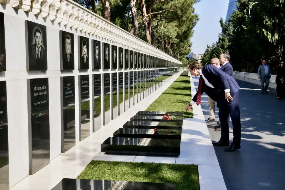 ABŞ dövlət katibinin köməkçisi Bakıda Şəhidlər xiyabanını ziyarət edib