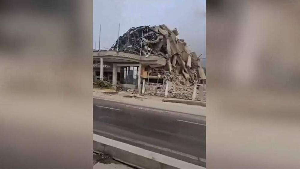 Karakasda səkkizmərtəbəli otel çökdü - VİDEO