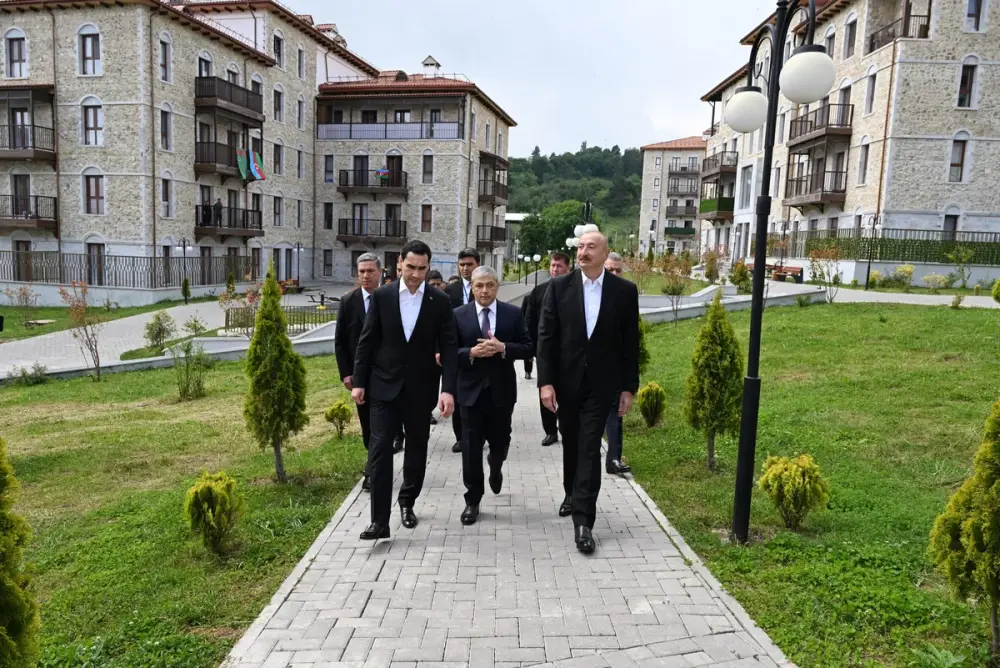 İlham Əliyev və Sərdar Berdiməhəmmədov Şuşada inşa edilmiş birinci yaşayış kompleksində olublar