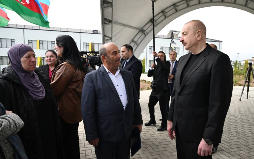 "Bax, biz belə şəhər qururuq!” - Prezidentin sakinlərlə söhbəti (FOTOLAR)