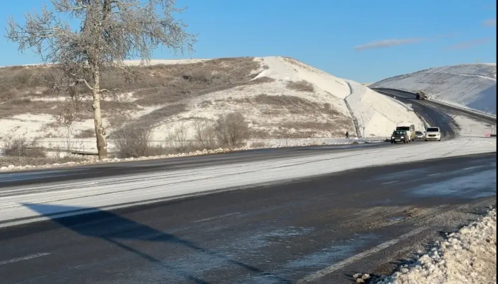Bakı-Şamaxı-Yevlax yolunun bəzi hissələri BUZ BAĞLADI: Qəza baş verdi