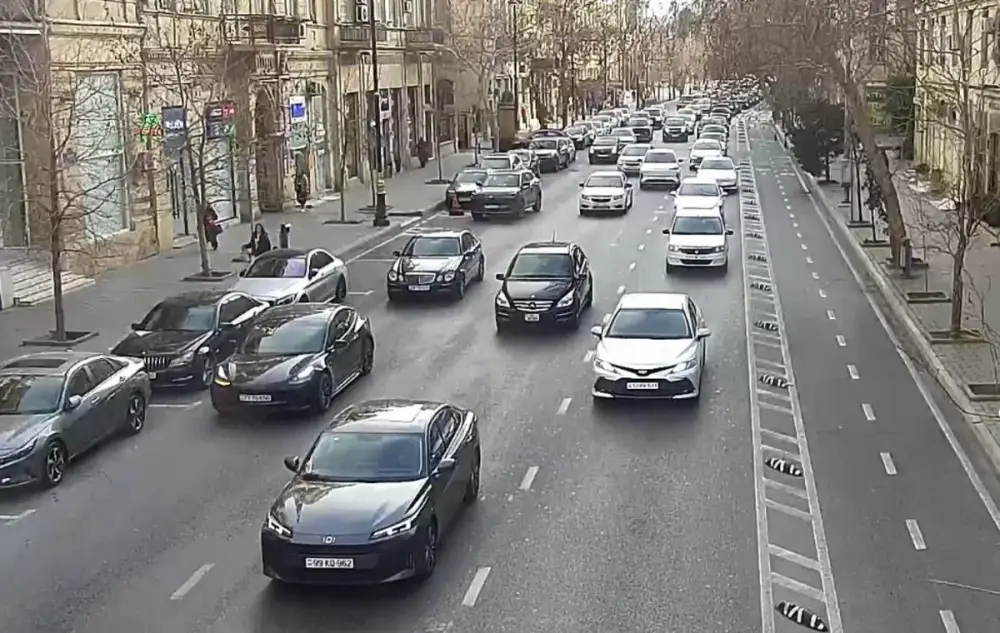 Bakının bir sıra yollarında nəqliyyatın sıxlığı yaranıb