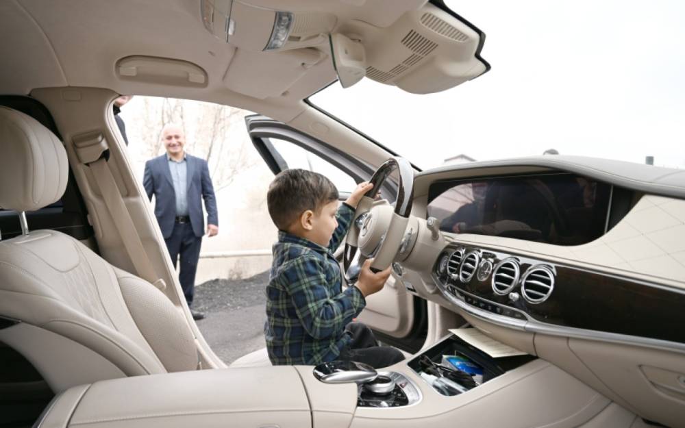 Prezidentin avtomobilinin sükanı arxasına əyləşdi - VİDEO