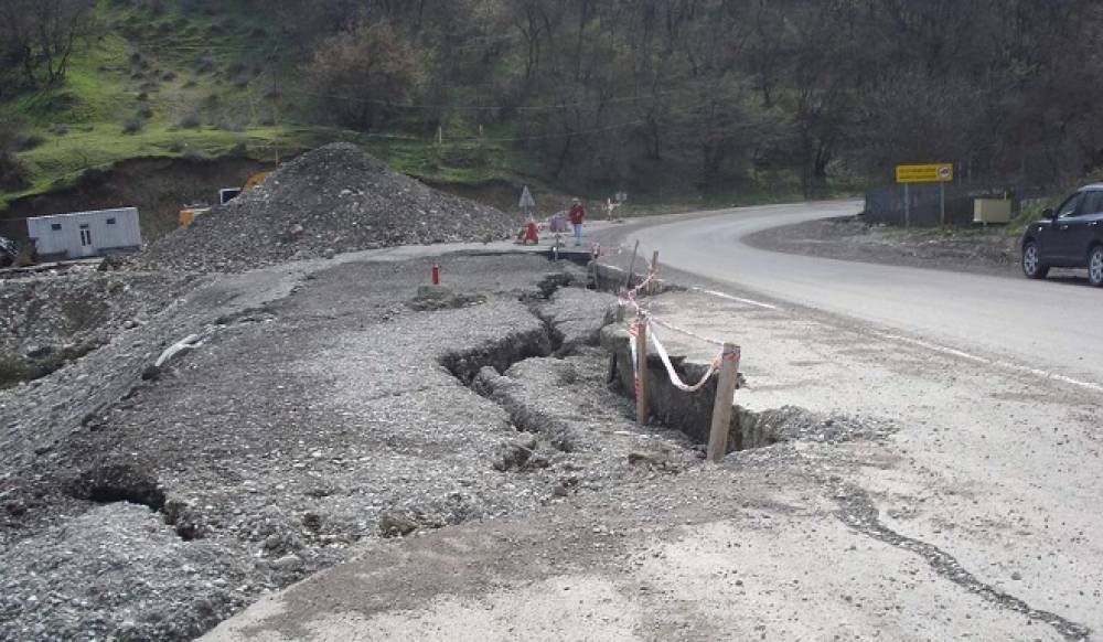 Daşkəsəndə avtomobil yolu çökdü