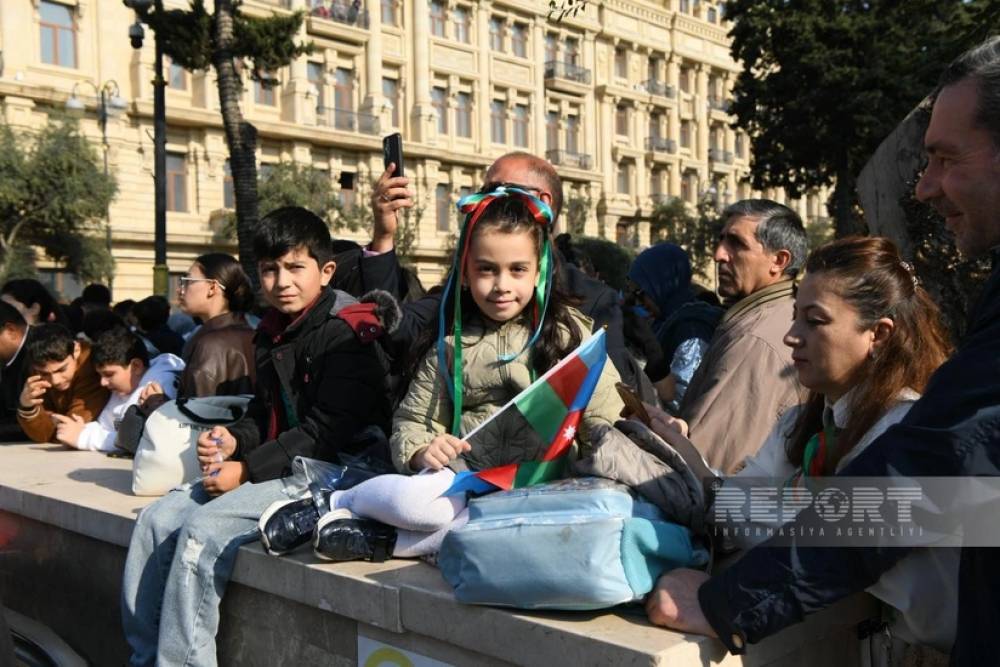 Bakı sakinləri Zəfərin beşinci ildönümünü qeyd edir