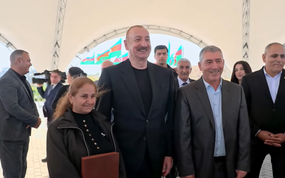 “Cənab Prezident, oğlum əsgərdir, tapşırdı ki, şəkil çəkdirək” - VİDEO