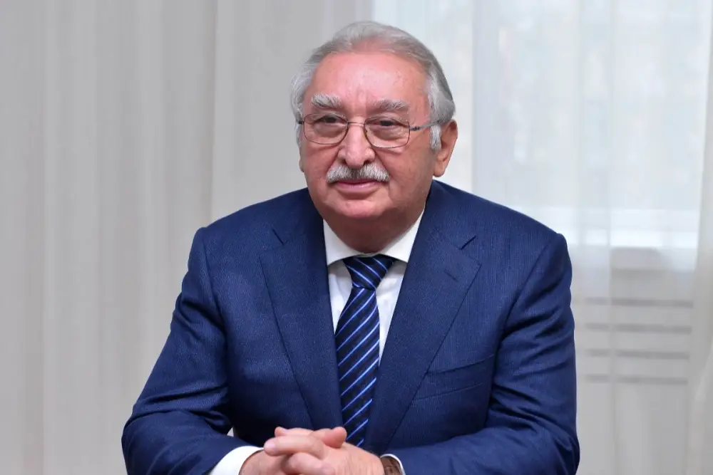 Rektor: "İşə çıxmıram, universiteti uşaqlar idarə edirlər"