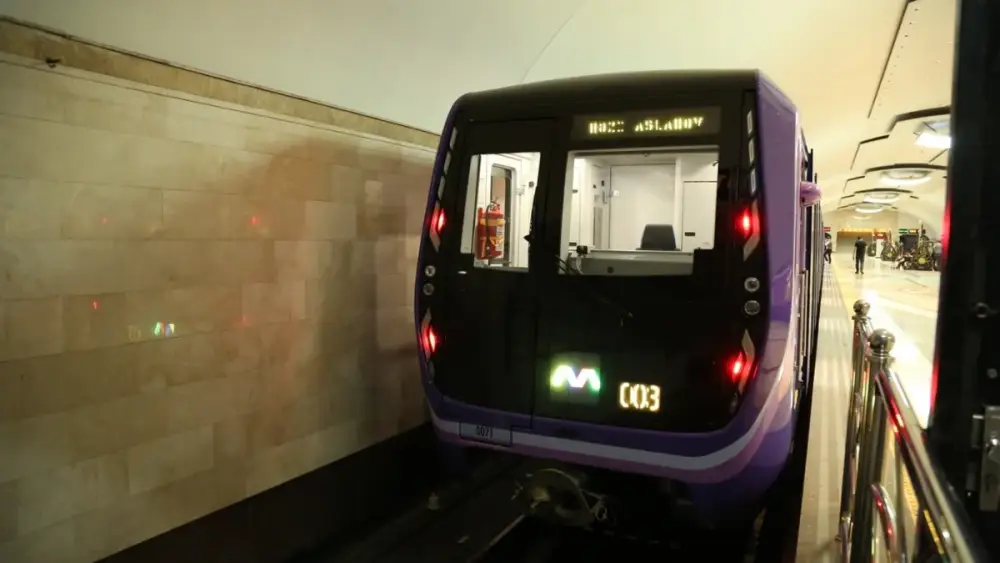 Metroda qatarların hərəkətində problem yaranıb