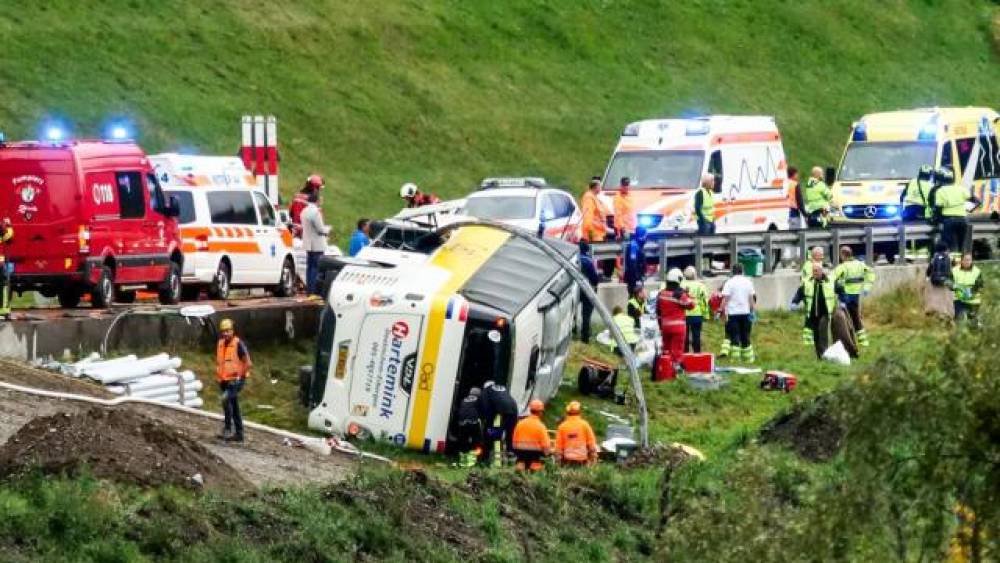 İsveçrədə avtobus qəzası: Ölənlər var