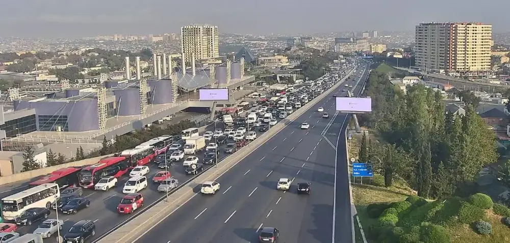 Bakının bəzi yollarında nəqliyyatın sıxlığı müşahidə olunur